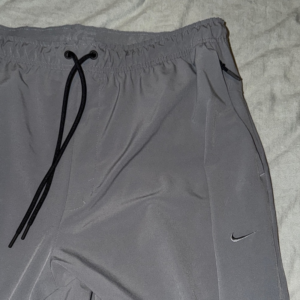 Nike Men's Light Gray Windbreaker Jacket and Pants - Picture 9 of 13